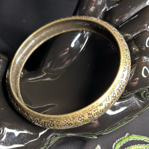 VTG Etched brass bangle bracelet. Unbranded - Picture 2 of 7